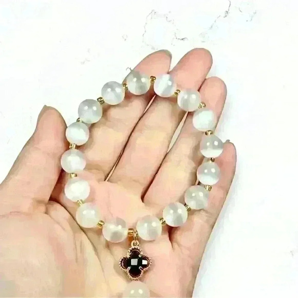Elegant Moonstone Four-leaf Clover Bracelet - Picture 8 of 8